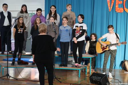 Otroci Osnovne šole Marije Vere so pozdravili pomlad in se spomnili knjižnih junakov (19)